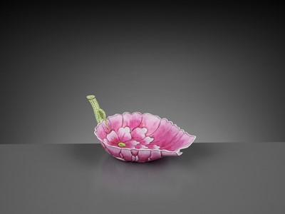 Lot 292 - A FAMILLE ROSE ENAMELED ‘LOTUS’ LIBATION CUP, GUANGXU PERIOD AND DATED 1880
