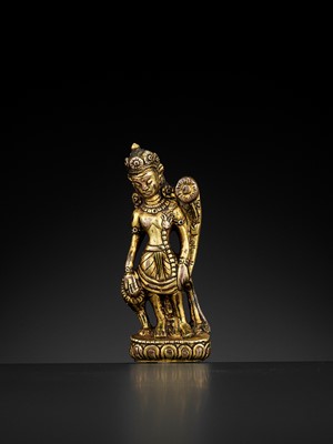 Lot 473 - A GILT BRONZE FIGURE OF PADMAPANI, 17TH-18TH CENTURY