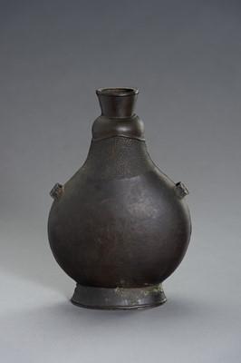 Lot 27 - A REMARKABLE BRONZE TOAD FLASK