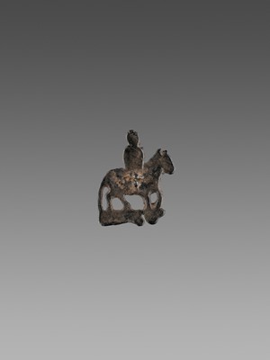 Lot 421 - AN OPENWORK BRONZE ‘HORSE RIDER’ BADGE, TANG DYNASTY