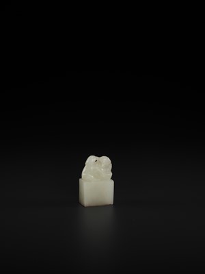 Lot 116 - A WHITE JADE ‘MONKEY AND PEACH’ SEAL, MID-QING TO REPUBLIC