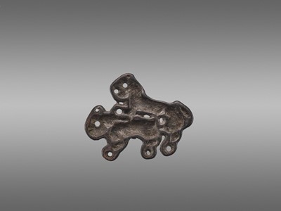 Lot 1 - AN ORDOS BRONZE ‘COPULATING TIGERS’ PLAQUE, WARRING STATES