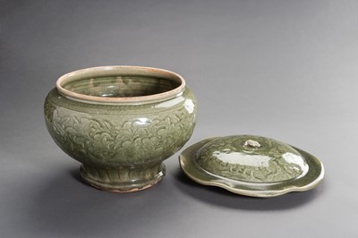 Lot 357 - A LARGE AND HEAVY LONGQUAN CELADON VESSEL AND COVER