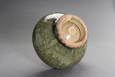 Lot 357 - A LARGE AND HEAVY LONGQUAN CELADON VESSEL AND COVER
