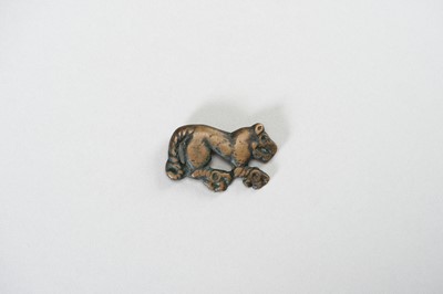 Lot 3 - AN ORDOS BRONZE ‘CROUCHING TIGER’ PLAQUE, WARRING STATES