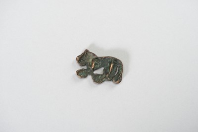 Lot 3 - AN ORDOS BRONZE ‘CROUCHING TIGER’ PLAQUE, WARRING STATES