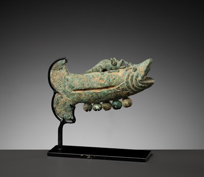 Lot 285 - A RARE BRONZE FISH AND MYTHICAL BEAST, DONG SON CULTURE