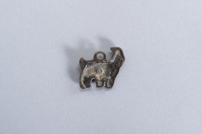 Lot 2 - AN ORDOS BRONZE ´SHEEP AND LAMB´ PLAQUE, WARRING STATES