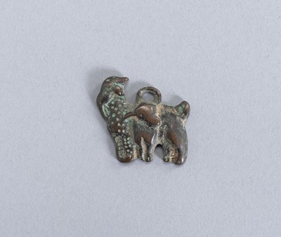 Lot 217 - AN ORDOS BRONZE ´SHEEP AND LAMB´ PLAQUE, WARRING STATES