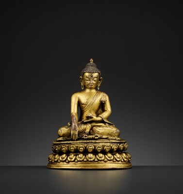 Lot 487 - A GILT BRONZE FIGURE OF BUDDHA SHAKYAMUNI, 14TH-15TH CENTURY