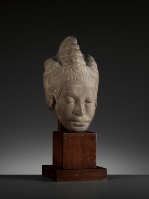 Lot 719 - A MON-DVARAVATI SANDSTONE HEAD OF A BUDDHIST DEVOTEE