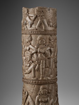 Lot 751 - AN EROTIC CHANDRAKETUGARH VASE, 2ND-1ST CENTURY BC