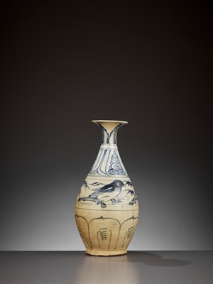 Lot 780 - A BLUE AND WHITE BOTTLE, BINH TY BA, LE DYNASTY