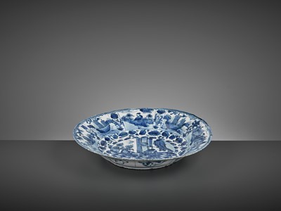 Lot 240 - A LARGE BLUE AND WHITE ‘COURT OFFICIAL AND ATTENDANT’ DISH, WANLI