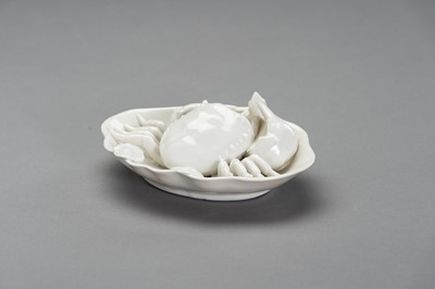 Lot 397 - AN ATTRACTIVE DEHUA PORCELAN OBJECT WITH CRAB