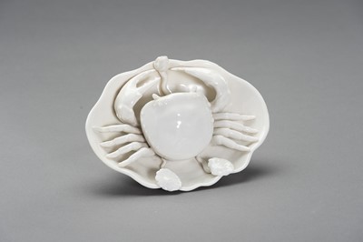 Lot 397 - AN ATTRACTIVE DEHUA PORCELAN OBJECT WITH CRAB
