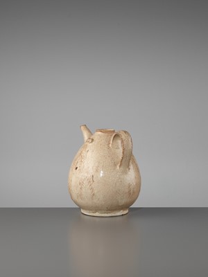 Lot 697 - A STRAW-GLAZED AND INCISED ‘TEA LEAVES’ EWER, SONG DYNASTY