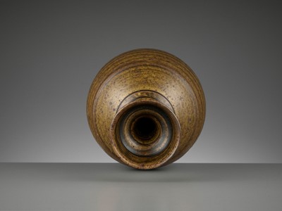 Lot 163 - A BROWN-GLAZED STONEWARE BOTTLE VASE, SUI-TANG DYNASTY
