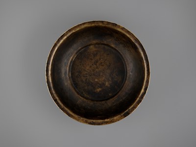 Lot 423 - AN IMPERIAL BRONZE CHARGER, WITH INSCRIPTIONS IN MANCHU AND CHINESE, XIANFENG MARK AND PERIOD, DATED 1853
