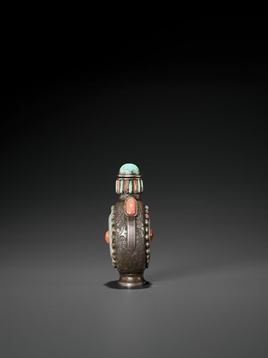 Lot 407 - AN EMBELLISHED SILVER SNUFF BOTTLE, LATE QING TO REPUBLIC