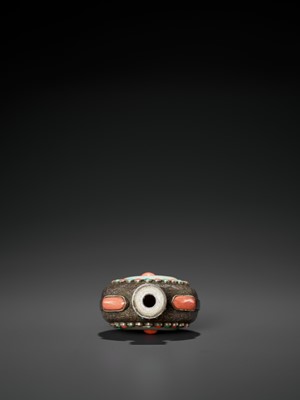 Lot 407 - AN EMBELLISHED SILVER SNUFF BOTTLE, LATE QING TO REPUBLIC
