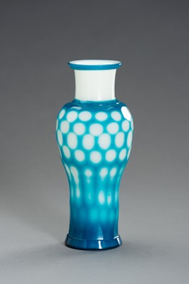Lot 88 - A FACETED BLUE OVERLAY PEKING GLASS VASE