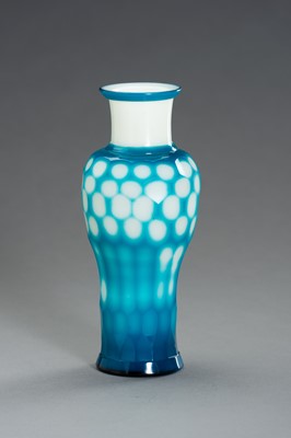 Lot 88 - A FACETED BLUE OVERLAY PEKING GLASS VASE