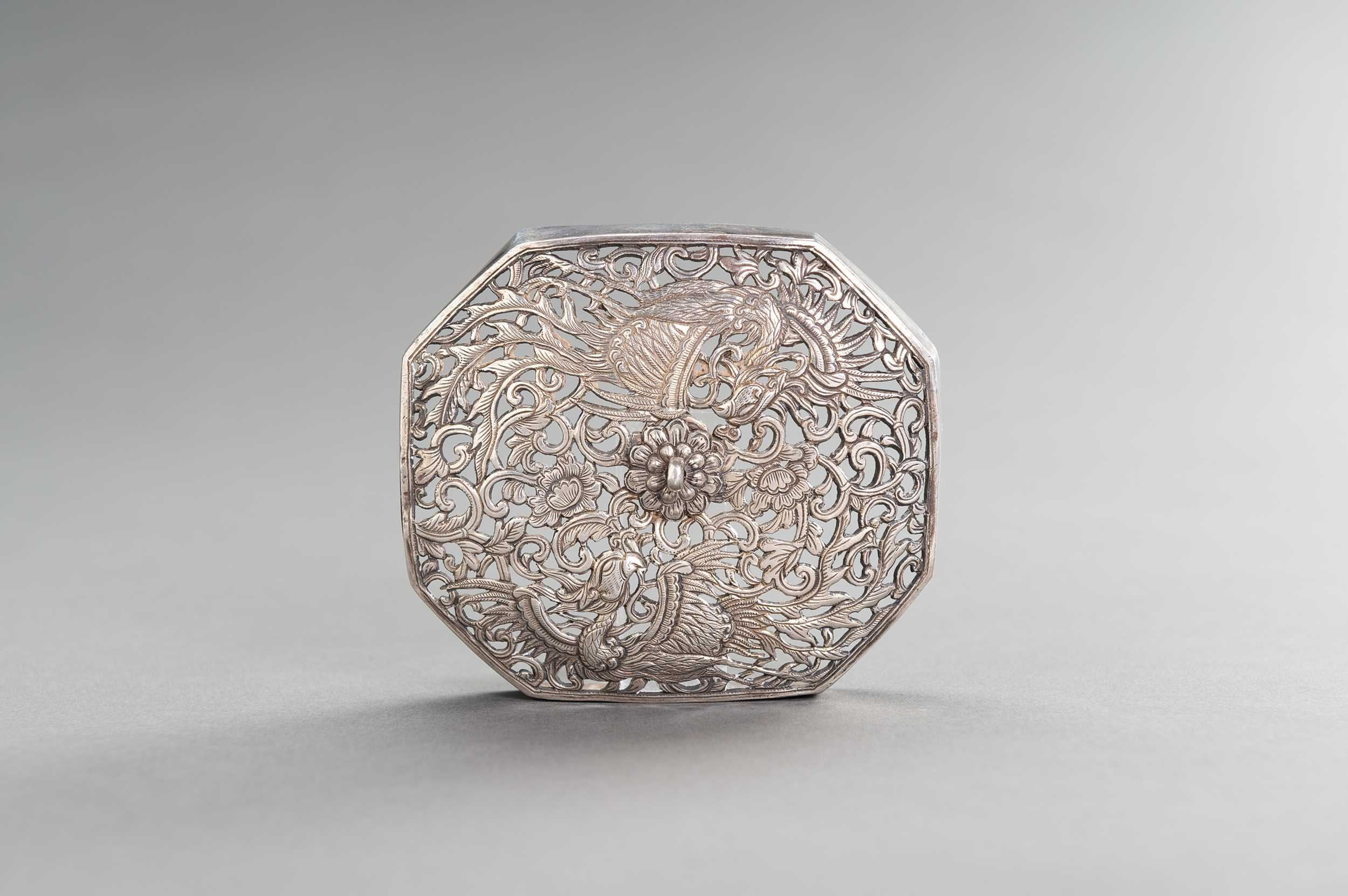 Lot 161 - A RETICULATED SILVER LID WITH PHOENIXES