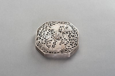 Lot 161 - A RETICULATED SILVER LID WITH PHOENIXES