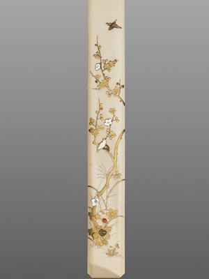 Lot 143 - A FINE SHIBAYAMA-INLAID AND GOLD-LACQUERED IVORY PAGE TURNER WITH MONKEYS IN A STRUGGLE