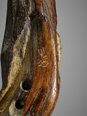 Lot 252 - KODO: A SUPERB INLAID AND LACQUERED WOOD NETSUKE OF A SNAIL ON DRIFTWOOD