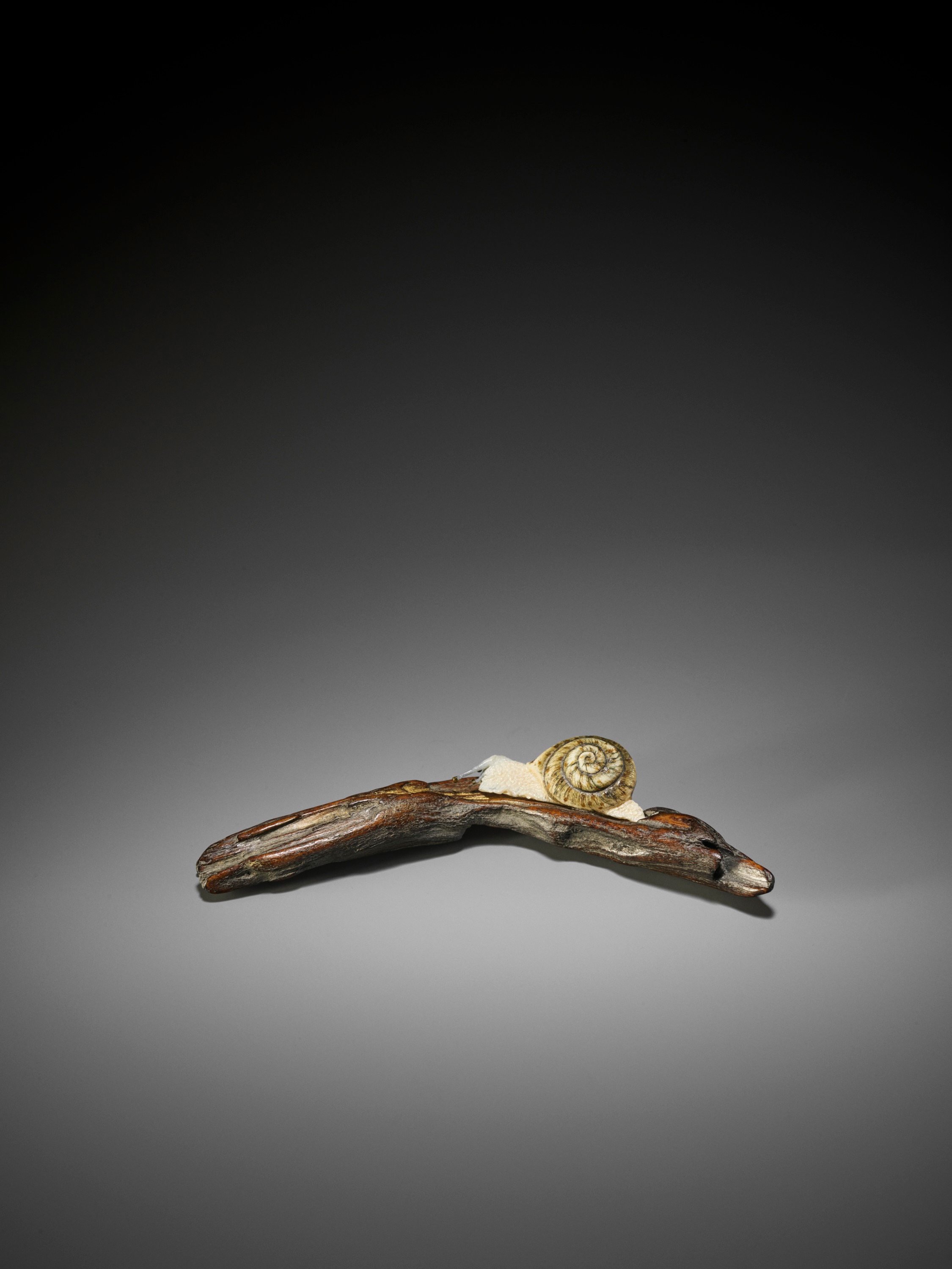 Lot 252 - KODO: A SUPERB INLAID AND LACQUERED WOOD