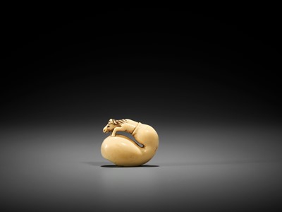 Lot 35 - A CHARMING SMALL IVORY NETSUKE OF CHOKARO’S HORSE IN A GOURD