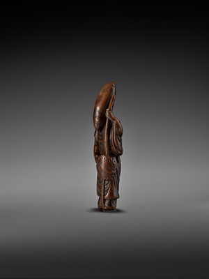 Lot 302 - A LARGE AND EARLY WOOD NETSUKE OF A CHINESE COURT OFFICIAL