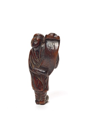 Lot 325 - A WOOD NETSUKE OF A MAN WITH SCROLL, C. 1800 TO EARLY 19TH CENTURY