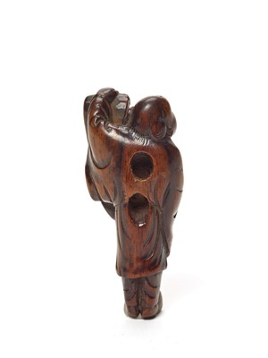 Lot 325 - A WOOD NETSUKE OF A MAN WITH SCROLL, C. 1800 TO EARLY 19TH CENTURY