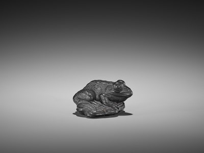 Lot 348 - AN IMPORTANT EBONY WOOD NETSUKE OF A FROG ON DRIFTWOOD ATTRIBUTED TO SEIYODO TOMIHARU