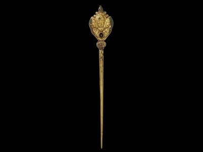 Lot 1287 - A CHAM REPOUSSÉ GOLD HAIRPIN WITH BRAHMA