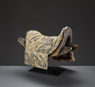 Lot 876 - A WOOD SADDLE WITH GILT IRON FITTINGS AND SILK BROCADE COVER, 17TH-18TH CENTURY