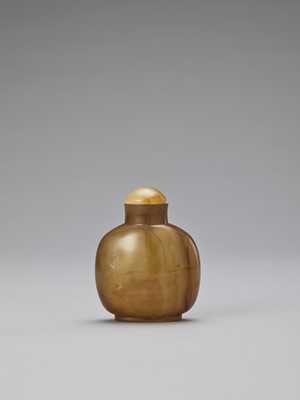 Lot 810 - A BANDED AGATE ‘FLOATER’ SNUFF BOTTLE, MID-QING
