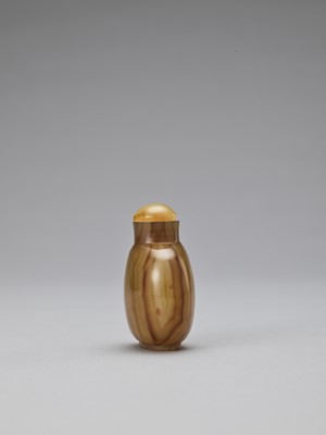 Lot 810 - A BANDED AGATE ‘FLOATER’ SNUFF BOTTLE, MID-QING