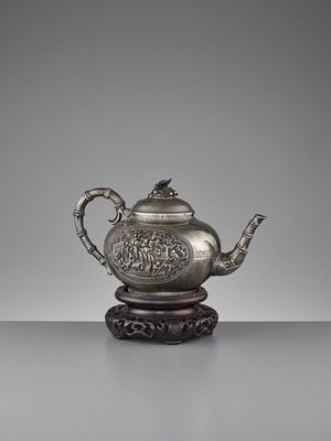 Lot 916 - A FINE SILVER TEAPOT, QING DYNASTY