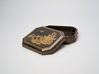 Lot 326 - AN OCTAGONAL GILT AND BLACK LACQUER BOX, 17TH CENTURY