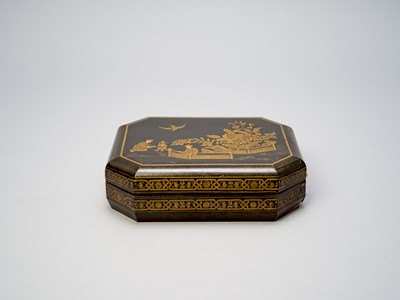 Lot 326 - AN OCTAGONAL GILT AND BLACK LACQUER BOX, 17TH CENTURY