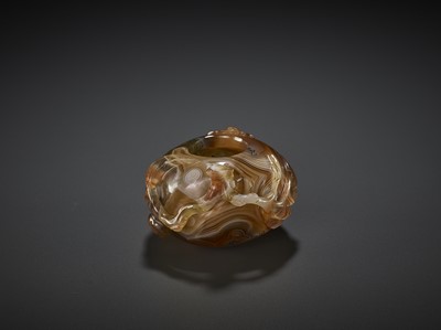 Lot 761 - AN AGATE PEACH AND BAT WASHER, QING