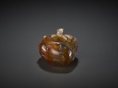 Lot 761 - AN AGATE PEACH AND BAT WASHER, QING