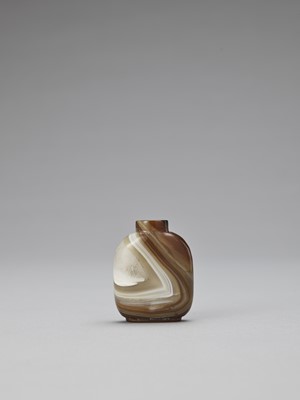Lot 814 - A BANDED AGATE SNUFF BOTTLE, LATE QING TO REPUBLIC