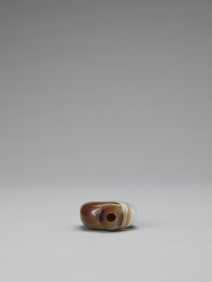 Lot 814 - A BANDED AGATE SNUFF BOTTLE, LATE QING TO REPUBLIC