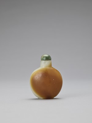 Lot 804 - A GLASS IMITATION WHITE AND RUSSET JADE SNUFF BOTTLE, QING