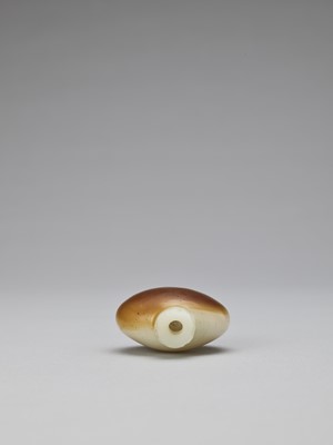 Lot 804 - A GLASS IMITATION WHITE AND RUSSET JADE SNUFF BOTTLE, QING